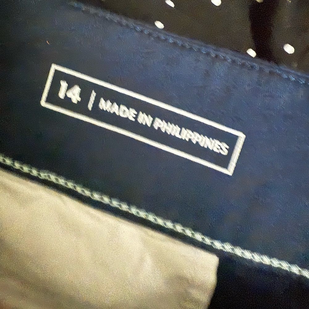 Vineyard Vines 3.5” Every Day Shorts, size 14. Navy, excellent condition! - Picture 8 of 9